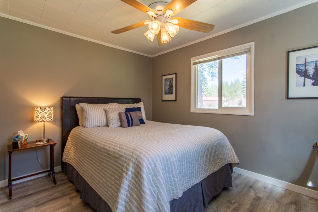 Teal Cabin bedroom at one of the best waterfront hotels in Gilchrist Oregon